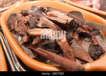 Schweinefleisch aus der traditionellen brasilianischen Feijoada Stockfoto