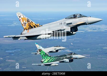 Mischbildung von Eurofighter-Flugzeugen über Polen. Stockfoto