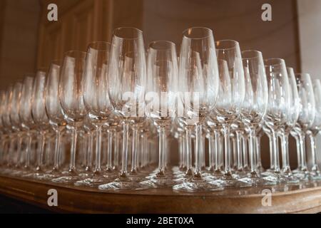 Leere Wein- oder Sektgläser aufgereiht, Tischdrinkware Display Stockfoto