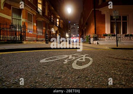 Lackiertes Fahrradschild auf der Straße Stockfoto