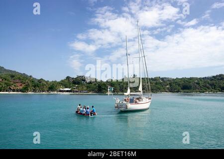 Eine Gruppe von Touristen hat die Yacht gegen ein Schlauchboot getauscht und macht sich auf einen Ausflug zur Insel Pangnan in Thailand. Stockfoto