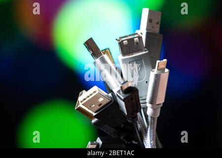 Viele usb-Kabel. Ein Bündel von Drähten auf einem farbigen Hintergrund. Stockfoto