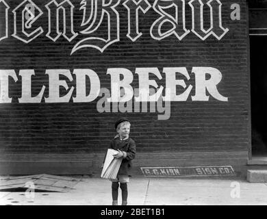 Ein fünfjähriger Papierjunge, der 1910 auf der Straße in St. Louis Missouri Zeitungen verkaufte. Stockfoto