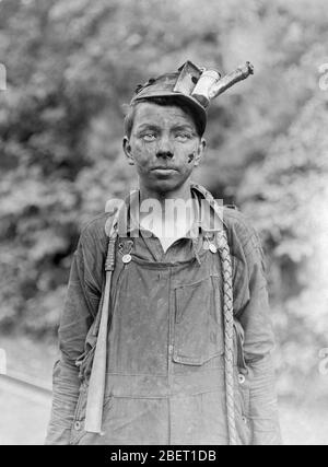 Ein Junge, der 1908 nach einem Arbeitstag in den Kohleminen von West Virginia mit Ruß bedeckt war.