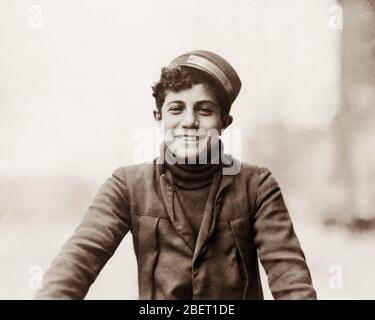 Ein kleiner Junge, der 1912 für den Dime Messenger Service in Washington, DC arbeitete. Stockfoto