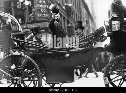 Theodore Roosevelt in einer Pferdekutsche, die den Zuschauern auf der Fifth Avenue NYC den Hut reiht. Stockfoto