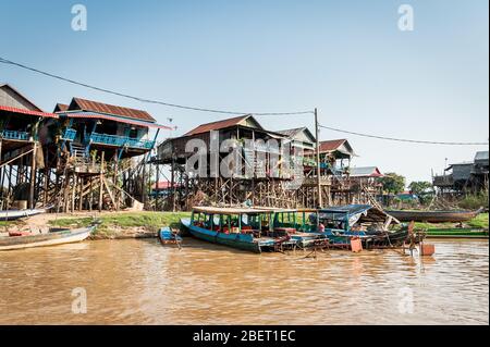 Aufnahmen der unglaublichen Häuser auf Stelzen im schwimmenden Dorf Kampong Phluk in der Nähe von Siem Reap, Kambodscha. Stockfoto