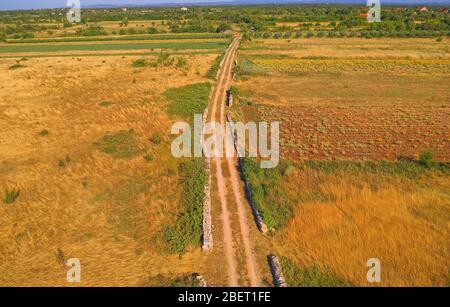 Eine unbefestigte Straße im Herzen Dalmatiens Stockfoto