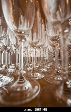 Leere Wein- oder Sektgläser aufgereiht, Tischdrinkware Display Stockfoto