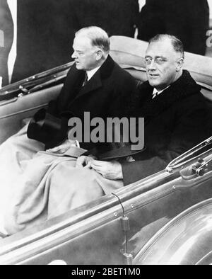 Herbert Hoover und Franklin D. Roosevelt in einem Cabrio. Stockfoto