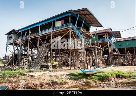 Aufnahmen der unglaublichen Häuser auf Stelzen im schwimmenden Dorf Kampong Phluk in der Nähe von Siem Reap, Kambodscha. Stockfoto