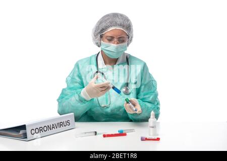 Krankenschwester in einer Laborklinik des Krankenhauses, die Tests auf Coronavirus am Tisch sitzt. Stockfoto