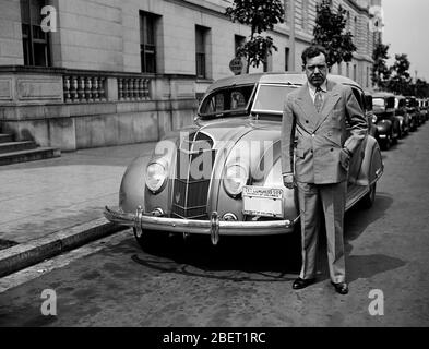 Senator Huey Long mit seinem Auto in Washington D.C., 1935. Stockfoto