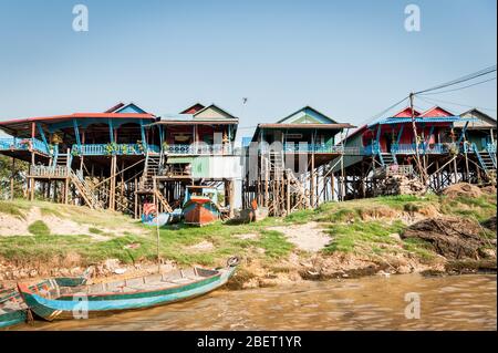 Aufnahmen der unglaublichen Häuser auf Stelzen im schwimmenden Dorf Kampong Phluk in der Nähe von Siem Reap, Kambodscha. Stockfoto