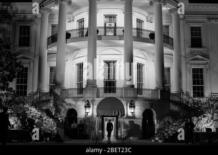 Präsident Barack Obama betritt das Weiße Haus über den Südportikus. Stockfoto