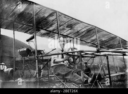 Glenn Curtiss, Gründer der US-Flugzeugindustrie, sitzt in seinem Doppeldecker. Stockfoto