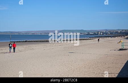 UK Wetter: Sonnenschein an einem sehr ruhigen Portobello Beach. Edinburgh, Schottland, Großbritannien. April 2020. Temperatur von 17 Grad, aber eine leichte kühle Brise am Meer. Menschenmassen bleiben weg und beachten die Warnungen zu Hause zu bleiben wegen der Coronavirus Lockdown. Stockfoto