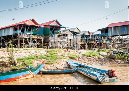 Aufnahmen der unglaublichen Häuser auf Stelzen im schwimmenden Dorf Kampong Phluk in der Nähe von Siem Reap, Kambodscha. Stockfoto