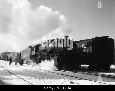 Ein Güterzug auf der Santa Fe Eisenbahn, der von den Corwith Yards in Chicago, Illinois abfährt. Stockfoto