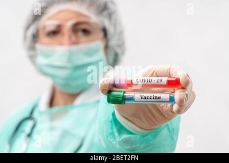 Krankenschwester in einer Klinik Laborklinik mit Reagenzgläsern mit Impfstoffen gegen Coronavirus und Allergie. Stockfoto