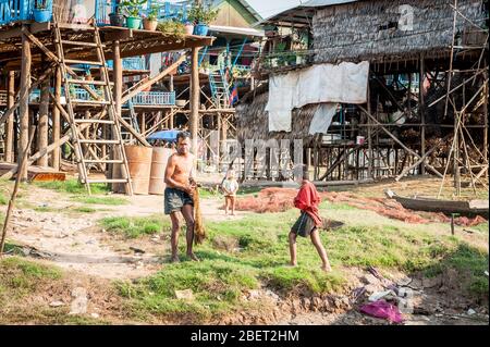 Aufnahmen der unglaublichen Häuser auf Stelzen im schwimmenden Dorf Kampong Phluk in der Nähe von Siem Reap, Kambodscha. Stockfoto