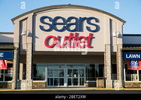 Ein Logo-Schild vor einem Sears Outlet-Einzelhandelsgeschäft in Newark, Delaware am 11. April 2020. Stockfoto
