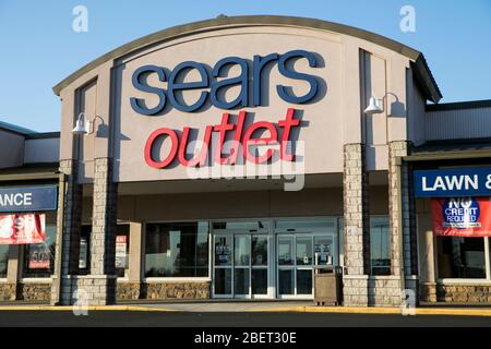 Ein Logo-Schild vor einem Sears Outlet-Einzelhandelsgeschäft in Newark, Delaware am 11. April 2020. Stockfoto