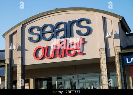 Ein Logo-Schild vor einem Sears Outlet-Einzelhandelsgeschäft in Newark, Delaware am 11. April 2020. Stockfoto
