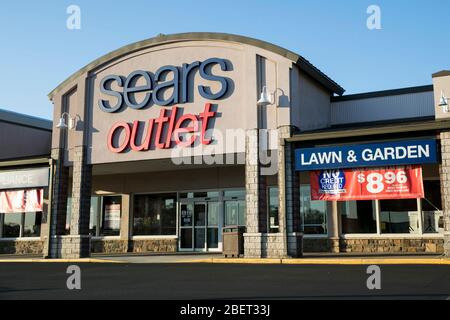 Ein Logo-Schild vor einem Sears Outlet-Einzelhandelsgeschäft in Newark, Delaware am 11. April 2020. Stockfoto