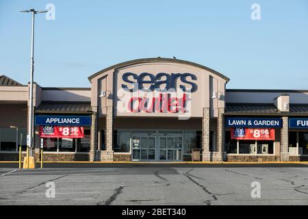 Ein Logo-Schild vor einem Sears Outlet-Einzelhandelsgeschäft in Newark, Delaware am 11. April 2020. Stockfoto