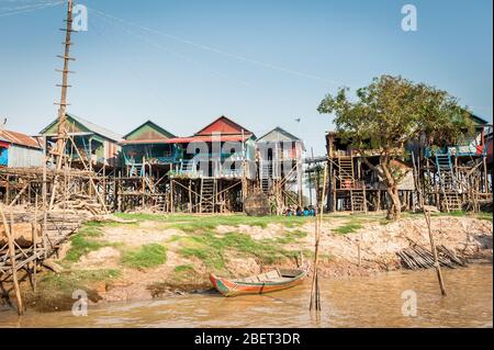 Aufnahmen der unglaublichen Häuser auf Stelzen im schwimmenden Dorf Kampong Phluk in der Nähe von Siem Reap, Kambodscha. Stockfoto