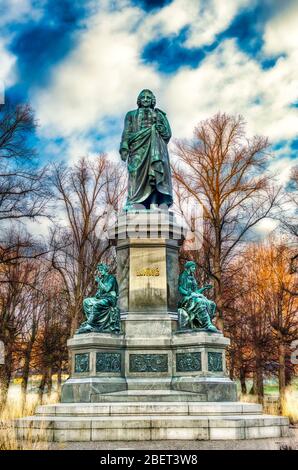 Skulptur von CAROLUS LINNAEUS (1707-1778) in Stockholmer Humlegarden. Schwedischer Arzt und Botaniker. Stockfoto