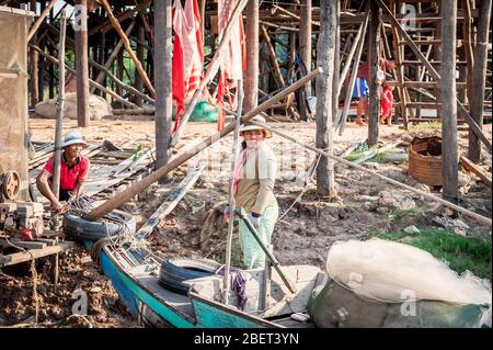 Aufnahmen der unglaublichen Häuser auf Stelzen im schwimmenden Dorf Kampong Phluk in der Nähe von Siem Reap, Kambodscha. Stockfoto