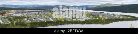 Panorama der Bergbaustadt Fermont in der Provinz Quebec in der Region Côte-Nord in Kanada mit dem Daviault-See, Lac Daviault, im Vordergrund Stockfoto