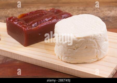 Brasilianischer Goibada. Guava süß Dessert auf einem Brett Stockfoto