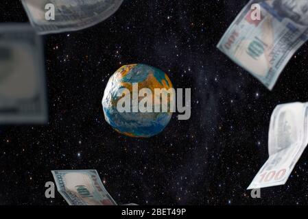 Das Konzept der schwebender Dollarscheine um das Layout des Planeten Erde, vor dem Hintergrund des Weltraums. Geld regiert die Welt. Um das Flugzeug herum Stockfoto
