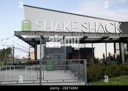 Ein Logo-Schild vor einem Restaurant in Shake Shack in Newark, Delaware, am 11. April 2020. Stockfoto