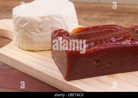 Brasilianischer Goibada. Guava süß Dessert auf einem Brett Stockfoto