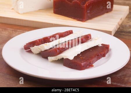 Brasilianischer Goibada. Guava süßes Dessert auf einem Gericht Stockfoto