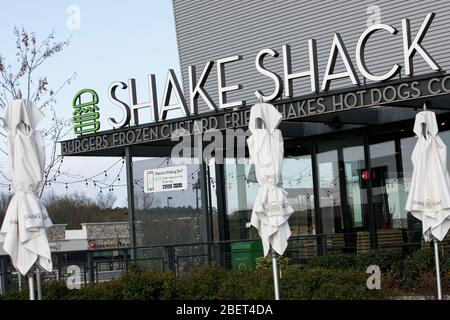 Ein Logo-Schild vor einem Restaurant in Shake Shack in Newark, Delaware, am 11. April 2020. Stockfoto