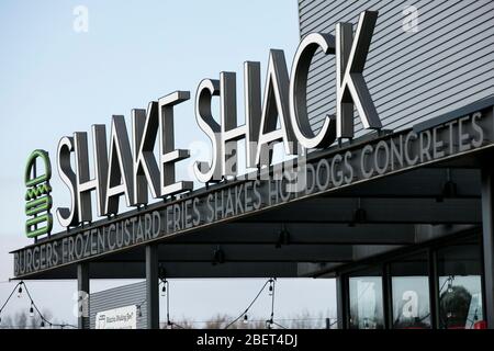 Ein Logo-Schild vor einem Restaurant in Shake Shack in Newark, Delaware, am 11. April 2020. Stockfoto