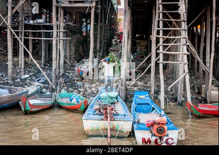 Aufnahmen der unglaublichen Häuser auf Stelzen im schwimmenden Dorf Kampong Phluk in der Nähe von Siem Reap, Kambodscha. Stockfoto