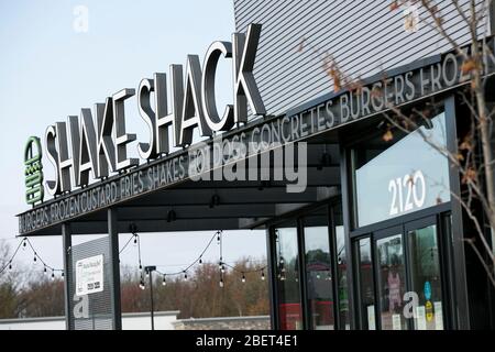 Ein Logo-Schild vor einem Restaurant in Shake Shack in Newark, Delaware, am 11. April 2020. Stockfoto