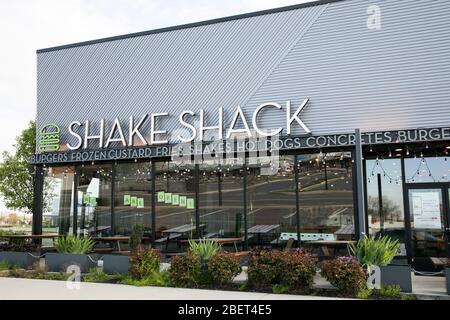 Ein Logo-Schild vor einem Restaurant in Shake Shack in Newark, Delaware, am 11. April 2020. Stockfoto