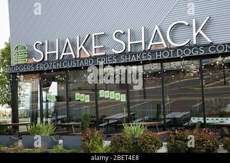 Ein Logo-Schild vor einem Restaurant in Shake Shack in Newark, Delaware, am 11. April 2020. Stockfoto