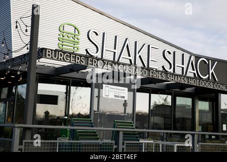 Ein Logo-Schild vor einem Restaurant in Shake Shack in Newark, Delaware, am 11. April 2020. Stockfoto