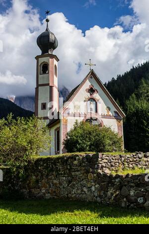 Blick auf die St. Johann Kirche, Santa Maddalena mit den Puez-Geisler Dolomiten dahinter Stockfoto