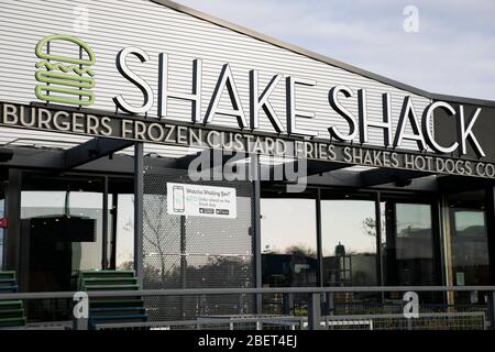 Ein Logo-Schild vor einem Restaurant in Shake Shack in Newark, Delaware, am 11. April 2020. Stockfoto