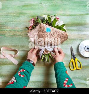 Florist Mann, der Blumenstrauß auf dem Tisch Stockfoto