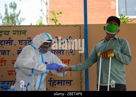 Ein Gesundheitsarbeiter nimmt am 15. April 2020 einen Blutprobentest eines anders behinderten Mannes aus Bungamati für einen COVID-19 Schnelltest in Lalitpur, Nepal, an. Nepal befindet sich seit dem 24. März 2020 in einer landesweiten Blockierung, um die Verbreitung des neuartigen Coronavirus (COVID-19) zu bekämpfen. (Foto von Subash Shrestha/Pacific Press) Stockfoto